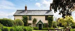 Read more about the article 5 Signs Your Chimney Needs Sweeping Before Autumn